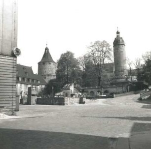 Altenburg. Schloss. 10/11. Jh. beg.. Schlosshof mit Schlosstürmen "Flasche" (11. Jh.) und Hausmannsturm (10. Jh. beg.) sowiePferdeschwemme und Aquagarten