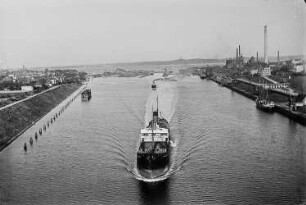Kiel, Nord-Ostseekanal : Kiel-Suchsdorf. Nord-Ostseekanal und Holtenauer Schleusen. Blick von der Hochbrücke nach Westen