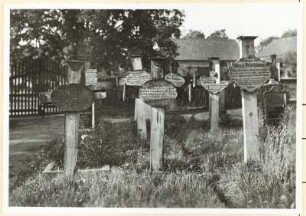 Oberlausitz : Wendische Grabkreuze auf dem Friedhof