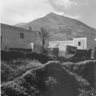 Stromboli, Blick vom Ort auf den Vulkan