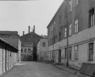 Dresden-Neustadt, Hechtstraße 30. Wohnhaus (um 1880). Hinterhof mit Hofgebäude (ehem. Gärtnerei)