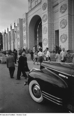 Blick auf den Eingangsbereich des sowjetischen Pavillons der Leipziger Herbstmesse 1954