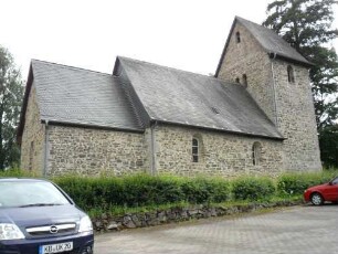 Rhena-(Evangelische Kirche ) - Ansicht von Nordosten mit Kirche (romanisch gegründet-beachte Rechteckchor)