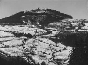 Geisingberg von Osten mit Basaltbruch und Seilbahn