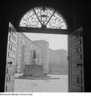 Blick auf den Mägdebrunnen und die Ringbebauung am Roßplatz
