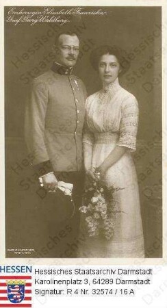 Waldburg-Zeil, Georg Graf v. (* 1901) / Porträt in Uniform mit Ehefrau Elisabeth geb. Erzherzogin v. Österreich (1892-1930), stehend Ganzfiguren