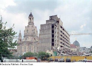 Frauenkirche : Abriß des Erweiterungsbaus des Polizeigebäudes (erbaut 1976-1979; G. Fischer, M. Fasold). Blick von der Friesengasse am Stadtmuseum über die Baustelle gegen die Frauenkirche