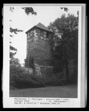Viereckiger Turm