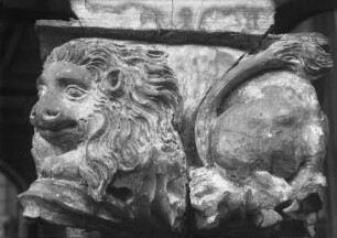 Konsole von der ehemaligen Empore der Stadtpfarrkirche Sankt Maria mit Löwe