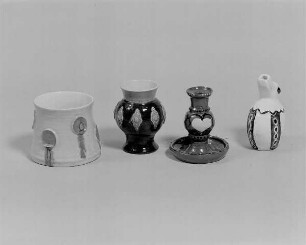Topf, zwei Vasen und Leuchter : Topf, zwei Vasen und Leuchter. Keramik, glasiert, plastische Auflagen (1. H. 20. Jh.; wohl K. Feuerriegel). Museum im Schloß Frohburg