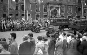 Dresden-Altstadt, Ernst-Thälmann-Straße. Artillerieformation (Lastkraftwagen mit aufgesessener Bedienung und angehängten Geschützen) der Kasernierten Volkspolizei vor der Ruine des Landhauses (Parade anlässlich des 1. Mai oder des 7. Oktober)