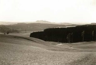 Erzgebirge. Fernblick auf die Augustusburg aus nordöstlicher Richtung von der Strasse Oederan-Chemnitz aus