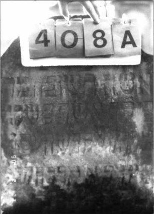 Grabstein 408 (Index: 100115666) Material: Sandstein Zustand: verwittert Maße HxBxT: 80x50x9 cm Beschreibung: Stele mit eingezogenem Rundbogenabschluß: Grabstein 408A (Detailaufnahme)