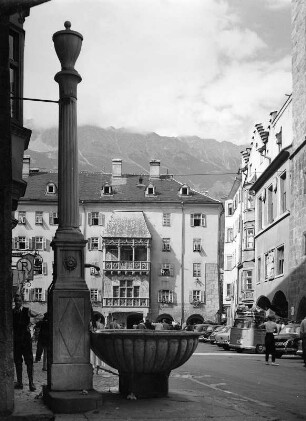 Innsbruck, Herzog-Friedrich-Straße 15. Straßenbild mit Blick zum Goldenen Dachl (1420 erbaut, 1500 Erkeranbau)