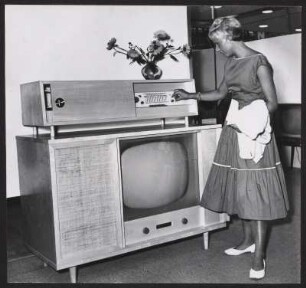 Musikschrank der Max Braun oHG über einem Fernseher
