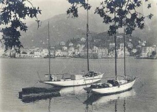 Segelboote vor Anker. Blick gegen eine Stadt- und Bergkulisse
