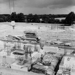 Bau: Blick über die Baustelle: im Vordergrund die Fundamente des Kesselhauses