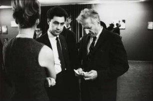 Besucher in der Ausstellung des Fotografen Ernst Haas