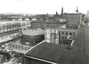 Dresden-Altstadt. Neubau Sächsischer Landtag. Teilansicht der Baugrube und Altbau (Speicher von P. Wolf; 1926). Blick vom Erlweinspeicher nach Osten