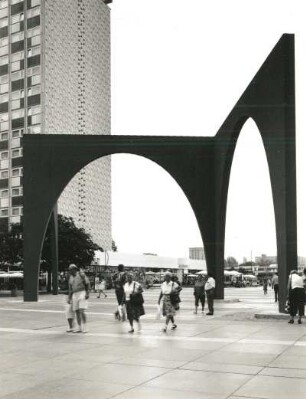 Dresden. Prager Straße. Ansicht mit Installlation "Waende - eine Plastik" (Bogenelemente (1999; H.-P. Trauschke