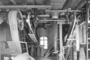 Wolkenburg (Kreis Glauchau), Mühlenstraße 9. Getreidemühle, Erdgeschoss. Haupttransmission, Elevatoren und Absackvorrichtung