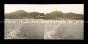 Blick vom Dampfer auf Stadt und Insel Lipari