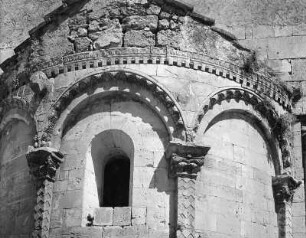 Apulien. Kirche. Fassadendetail mit Fensternische