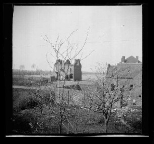 Meurchin (Dep. Pas-de-Calais, Frankreich): zerstörtes "Kanalhaus Meurchin" (Distanzaufnahme)
