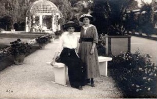 Zwei Damen im Kurpark