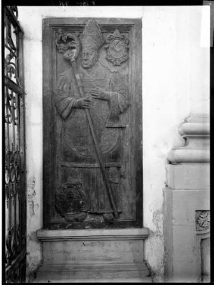 Schöntal Kloster Schöntal Abteikirche Sankt Joseph Nördliche Langhauswand Relief des Abt Benedikt Knittel (gestorben 1732) von Christoph Flade (um 1722)