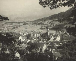 Immenstadt im Allgäu. Panorama mit den Allgäuer Alpen im Hintergrund. In der Bildmitte die Stadtpfarrkirche St. Nikolaus