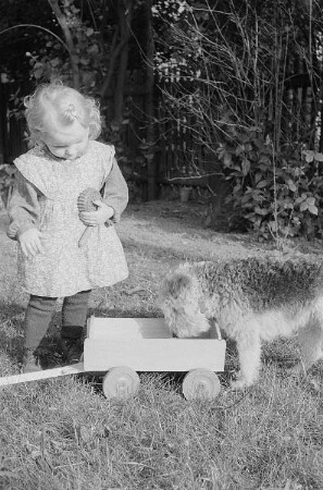 Ein kleines Mädchen und Rössings Hund