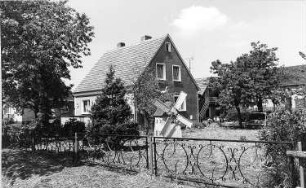 Markersdorf-Jauernick-Buschbach. Windmühlenmodell, rechts an der Straße nach Friedersdorf
