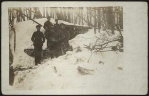 Gruppenaufnahme mit Soldaten im 1. Weltkrieg auf einem Bunker in einem Waldgebiet : Gruppenaufnahme mit Soldaten im 1. Weltkrieg auf einem Bunker in einem Waldgebiet. Ungelaufene Postkarte mit rückseitiger Bezeichnung in Deutscher Einheitskurzschrift.
