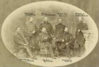 Eugen von Greiff, Hauptmann, später Generalleutnant und Präsident des Württ. Kriegerbundes, mit sechs weiteren Offizieren in Uniform, teils stehend oder sitzend in Atelier, teils mit Orden, Brustbilder in Halbprofil