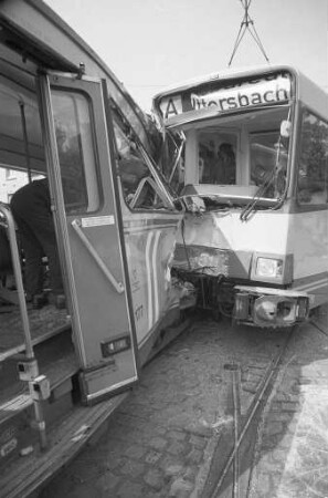 Zusammenstoß zweier Straßenbahnwagen in der Kaiserallee Ecke Schillerstraße