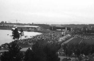 Freiburg: Seepark, Open Air Classic Konzert, Blick vom Aussichtsberg, mit Publikum