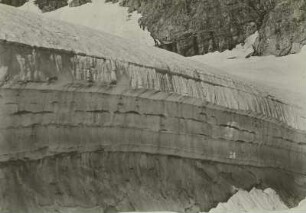 Dolomiten. Marmolatagruppe. Spalte am Marmolatagletscher