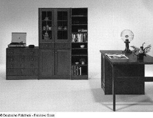 Anbauwand "Arkona" (1984; VEB Möbelkombinat Ribnitz-Damgarten). Anbauschrank und Schreibtisch