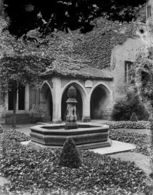 Weißenfels. Ehem. Klarissen-Kloster (nach 1300, Erweiterung 1716). Klosterhof mit Brunnen