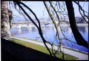 Bad Säckingen: alte Rheinbrücke, Vordergrund Baumäste