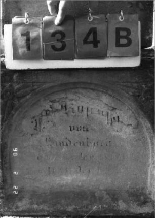 Grabstein 134 (Index: 100116060) Material: Sandstein Zustand: zum Teil stark verwittert mit Textverlust Maße HxBxT: 150x38x22 cm Beschreibung: doppelt aufgesockelte Stele mit Rundbogenabschluß, Schriftfeld auf Stele und unterem Sockel, Sockel- Schriftfeld eingetieft mit Rundbogenabschluß: Grabstein 134B
