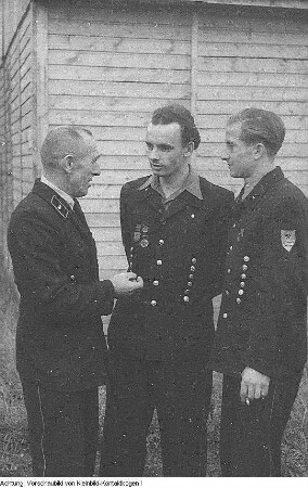 Steinkohle, 27./28. Oktober 1951 & Oelsnitz/Erzgeb. Jugendstadt "Komsomol". Junge Bergleute mit Motorrad - Baracken der Jugendstadt - Hinweisschildern - Versammlungen, Oktober 1951