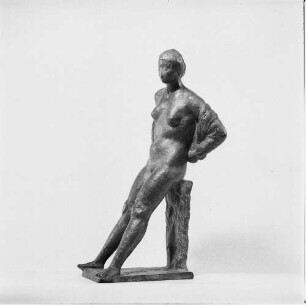 Sitzende mit Tuch : Sitzende mit Tuch. Bronze; Höhe 39 cm (1962; G. Jaeger)