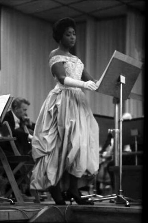 Donaueschingen: Donaueschinger Musiktage; Stadthalle; Gloria Davy singt Arie von Hans W. Henze, stehend