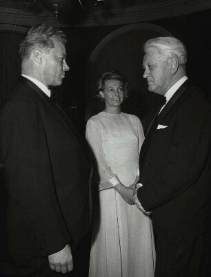 Empfang im Schloss Charlottenburg. Willy und Rut Brandt, Nicolas Nabokov