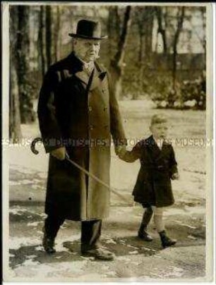 Paul von Hindenburg mit seinem Enkel im Garten des Reichspräsidentenpalais