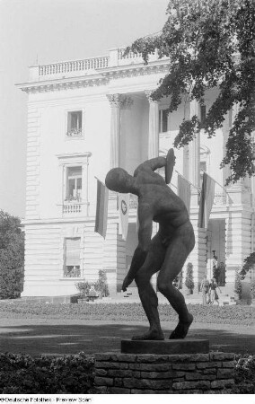 Statue eines Diskuswerfers vor dem "Weißen Haus" im Park von Markkleeberg