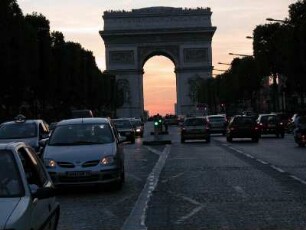 Champs Elysees und Arc de Triomphe abends