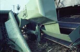 Fotografie: Erntetechnik, Mähdrusch, Körnermais, Maispflückvorsatz, Mähdrescher gezogen